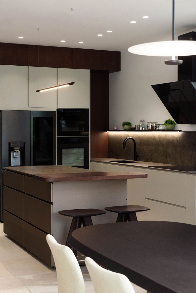 Projekat: Resedential REconstruction, enterijer kuhinje sa ostrvom / Ivona Petrov / ShowYourSpace