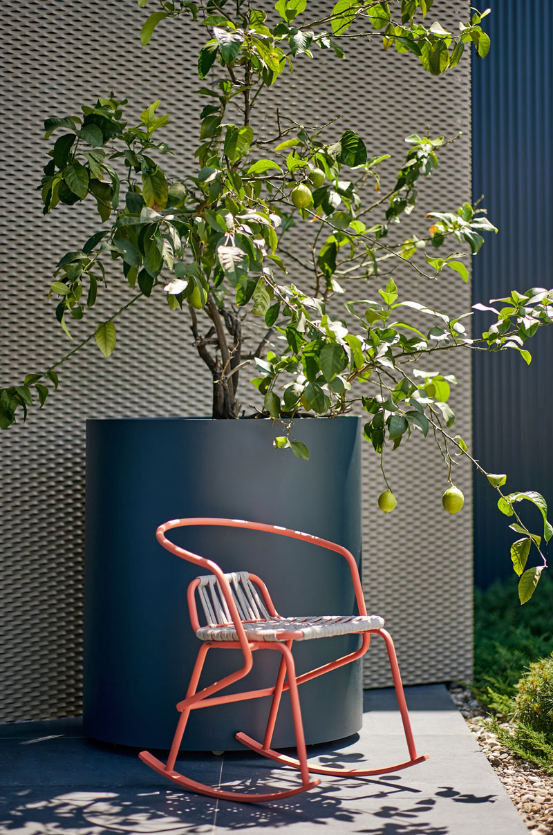 Baštenska stolica ispred izložbenog prostora sedišta kompanije Animo / foto: Luka Šarac