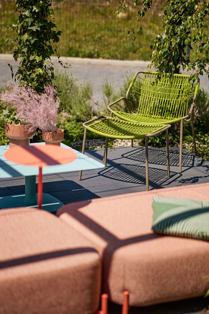 Baštenska stolica ispred izložbenog prostora sedišta kompanije Animo / foto: Luka Šarac