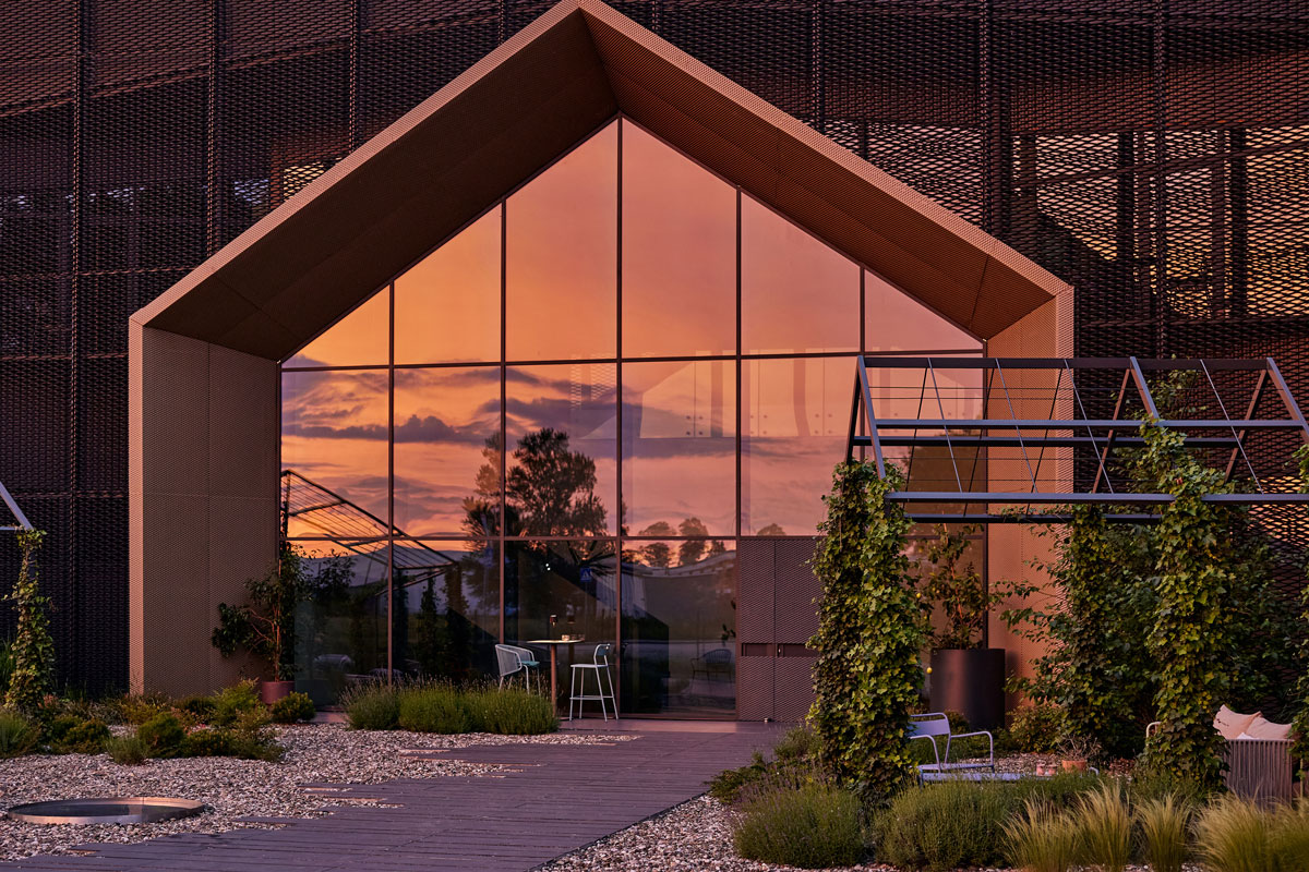 Veliki stakleni portal na izložbenom prostoru firme Animo / foto: Luka Šarac