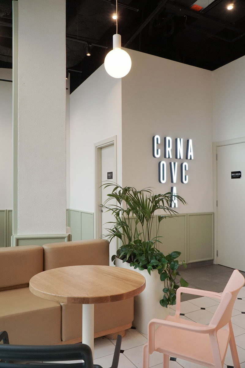 Prostor za sedenje u Crnoj Ovci u Mall-u / foto: Strahinja Petrović