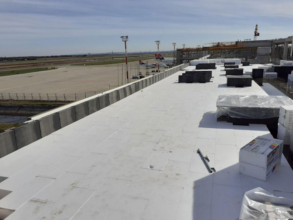 Postavljanje koso sečenog stiropora na ravan krov / foto: Austrotherm