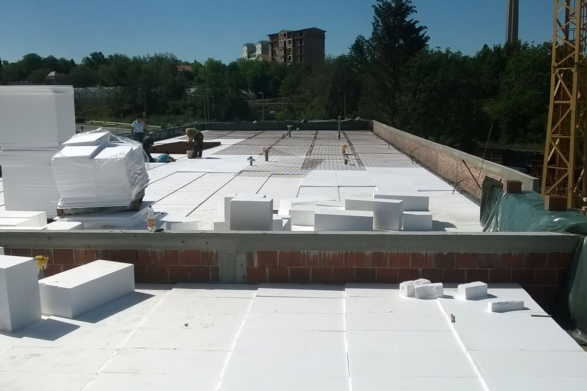 Postavljanje koso sečenog stiropora na ravan krov / foto: Austrotherm