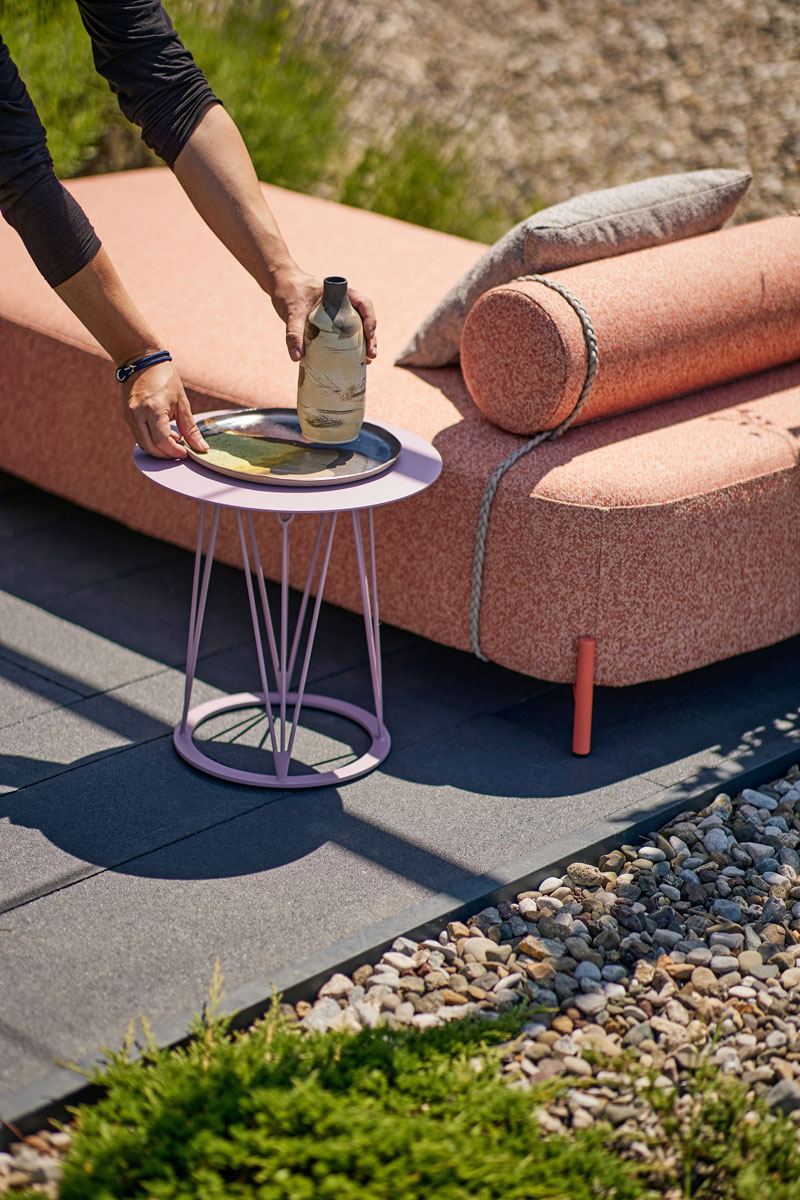 Prostor za odmor napolju ispred izložbenog prostora firme Animo / foto: Luka Šarac