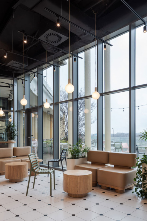 Prostor za posetioce u Ada Mall-u u Crnoj Ovci / foto: Miloš Martinović