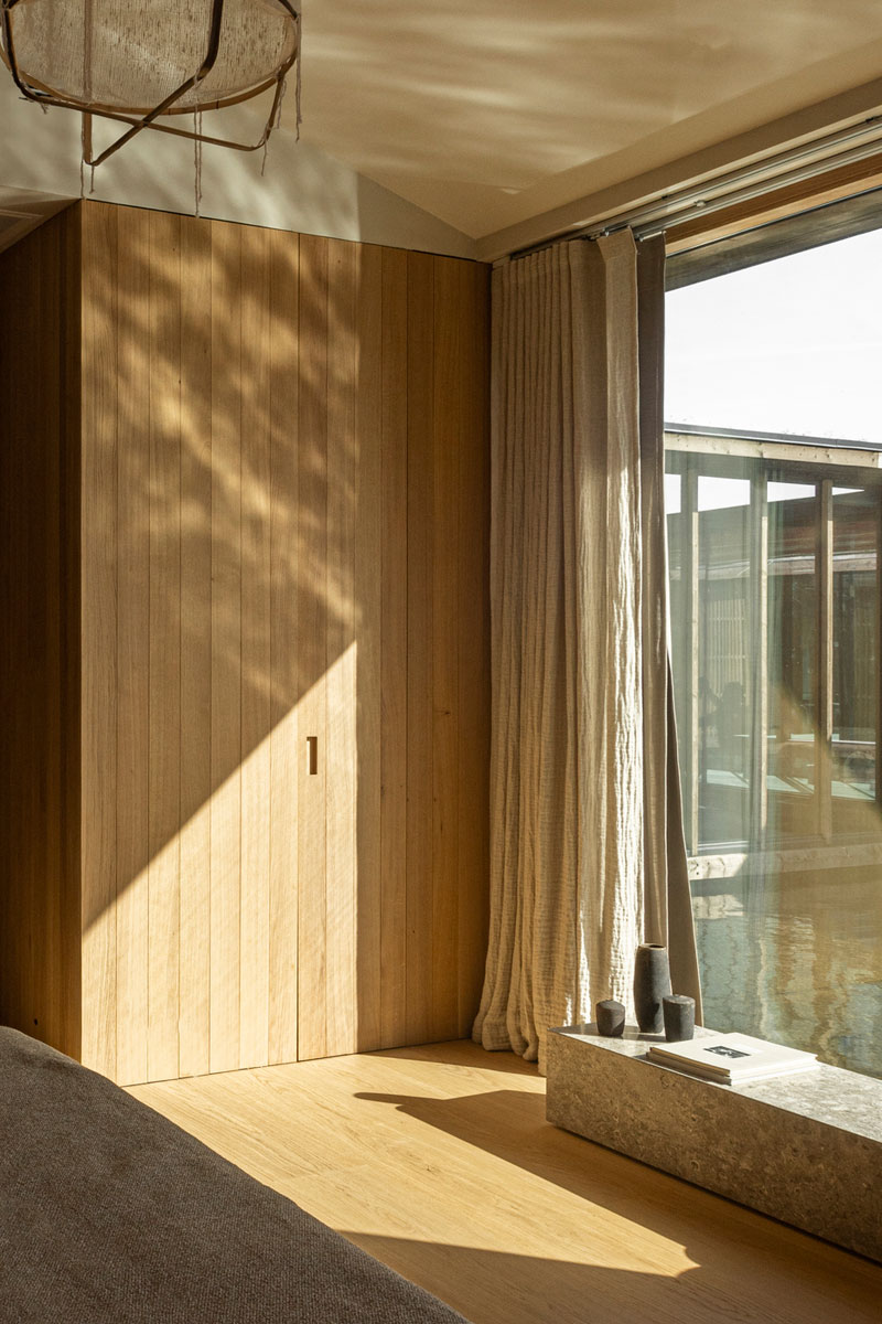 Prozor velikih dimenzija u spavaćoj sobi / foto: ©Jonas Bjerre-Poulsen/Norm Architects