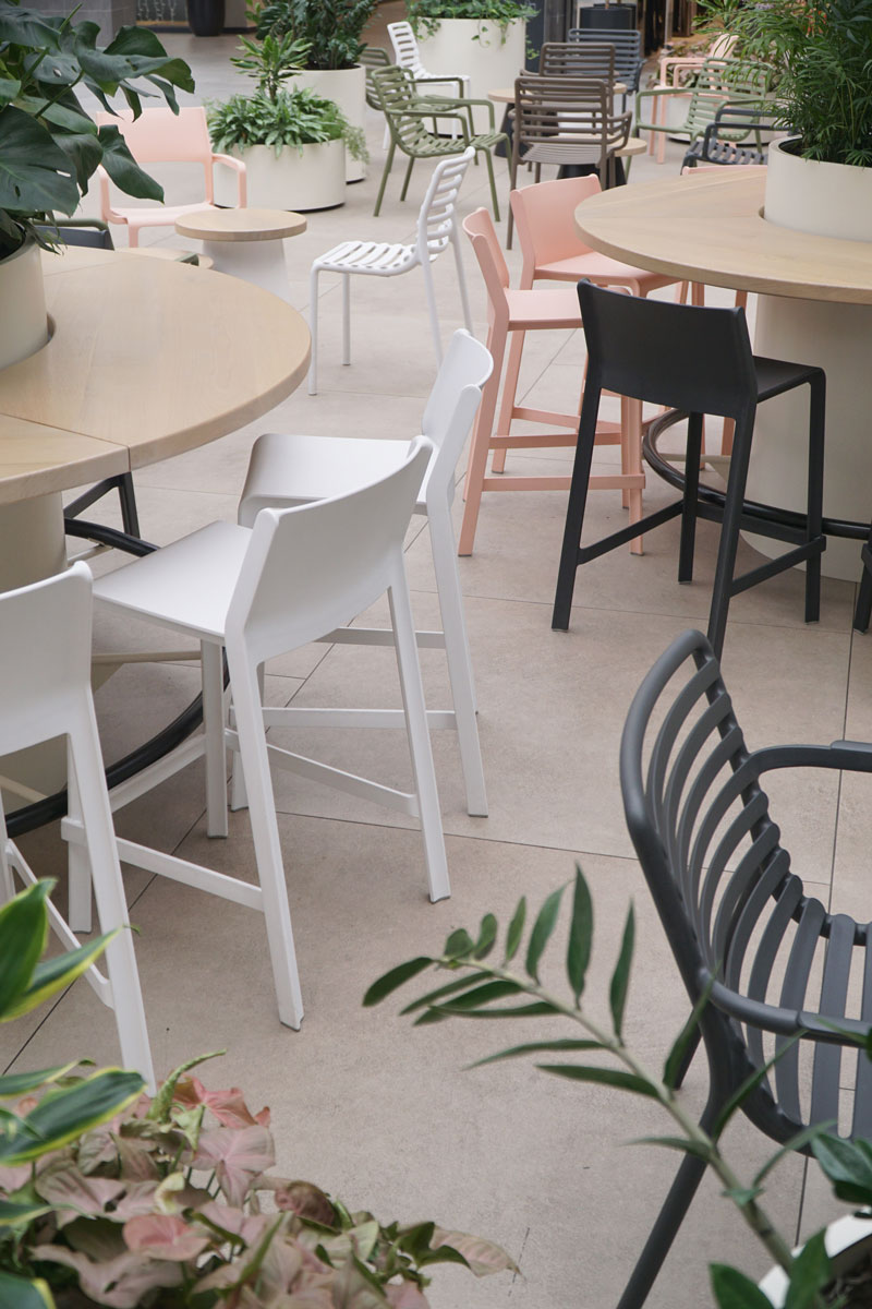 Prostor za sedenje u Crnoj Ovci TC Galerija / foto: Strahinja Petrović