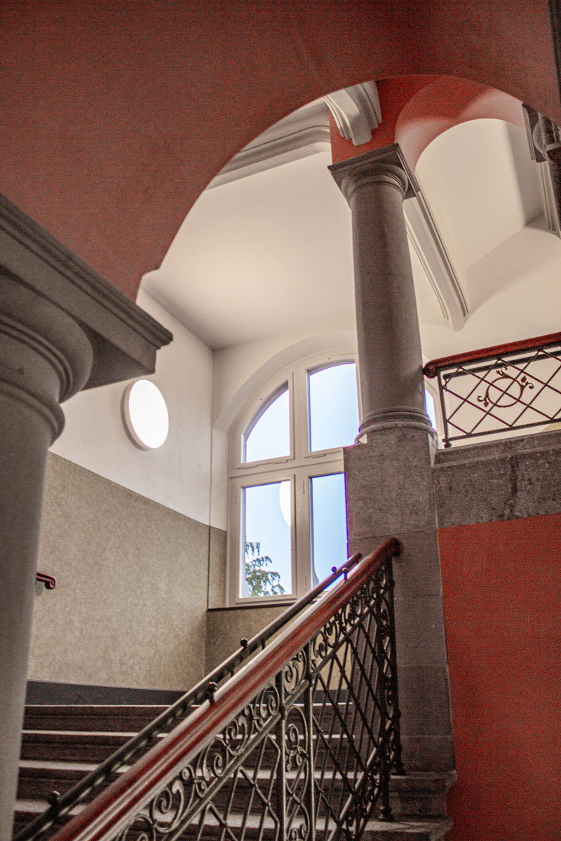 Primijenjeni elementi ostakljenja omoguÄuju prodor dnevnog svetla duboko u hodniÄki prostor i stvaraju jasne, nenametljive prelaze u zaÅ”tiÄenoj Å”kolskoj zgradi / foto: Ā© Swisspacer