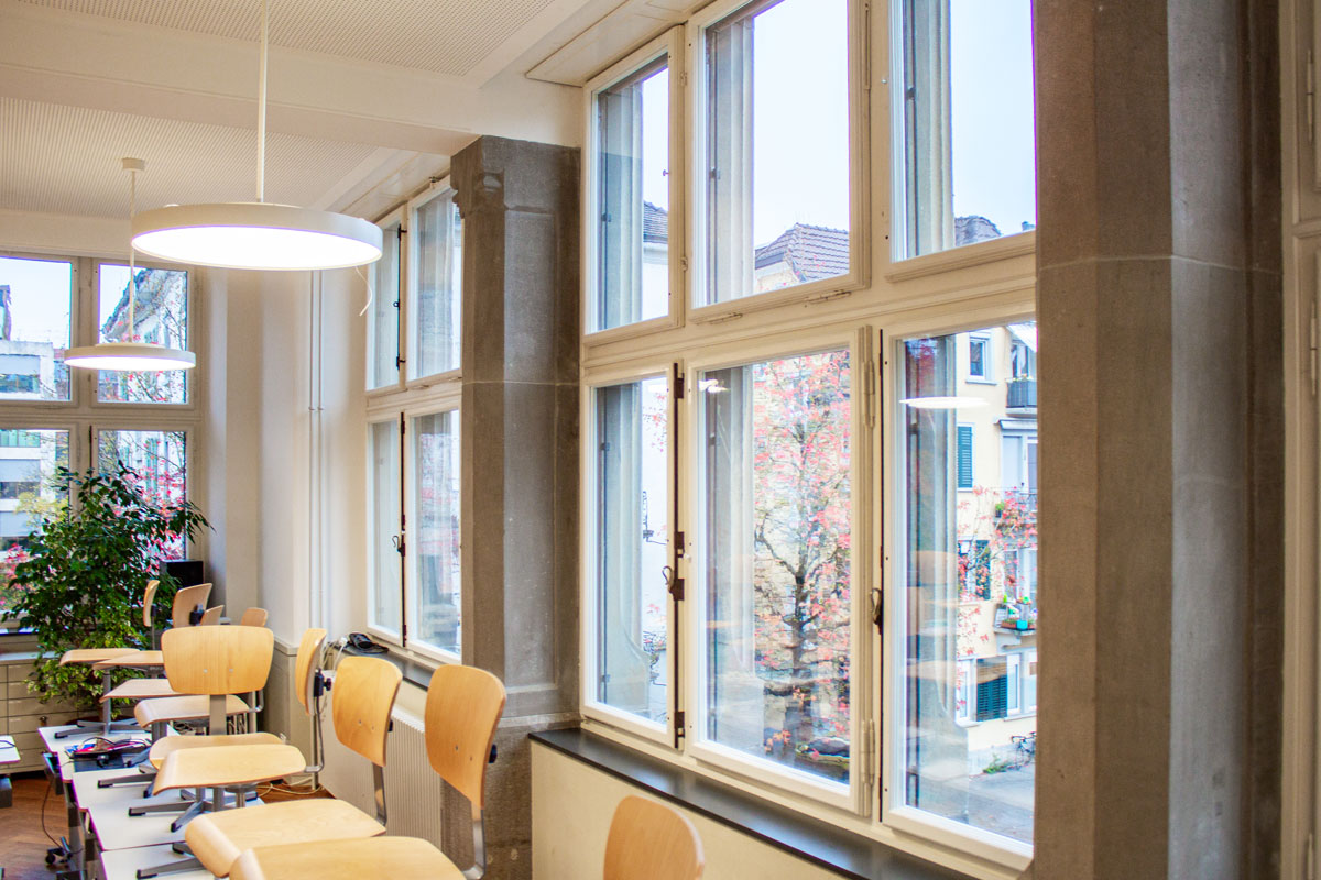 Suzdržane intervencije i novi koncepti ostakljenja poboljŔali su izvornu prostornu kvalitetu i vratili prirodno svetlo u zgradu / foto: © Swisspacer