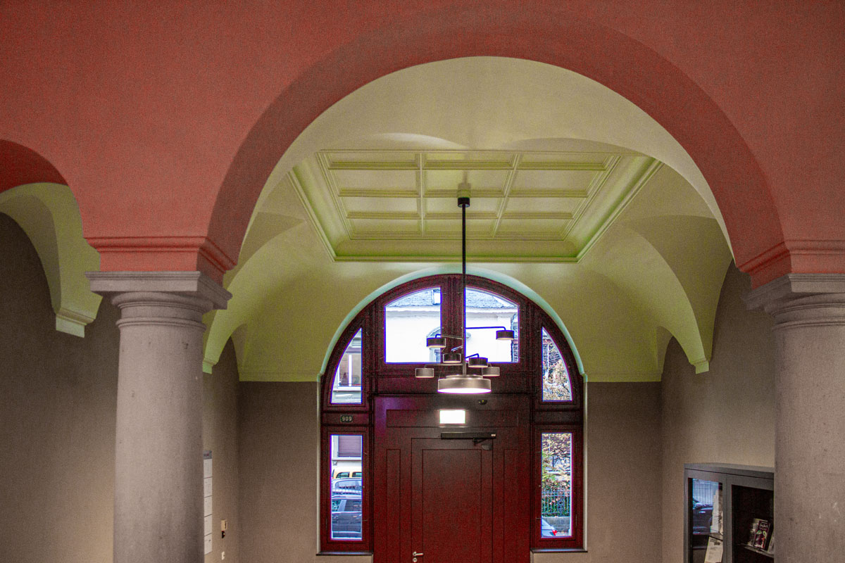 SrediÅ”te kompleksa: upeÄatljiva arkada i asimetriÄno postavljeni rizalit odreÄuju arhitektonski karakter Å”kolskog kompleksa Lavater / foto: Ā© Swisspacer