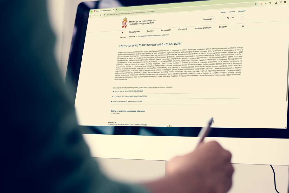 Čovek preko računara proverava sajt Ministarstva građevinarstva, saobraćaja i infrastrukture