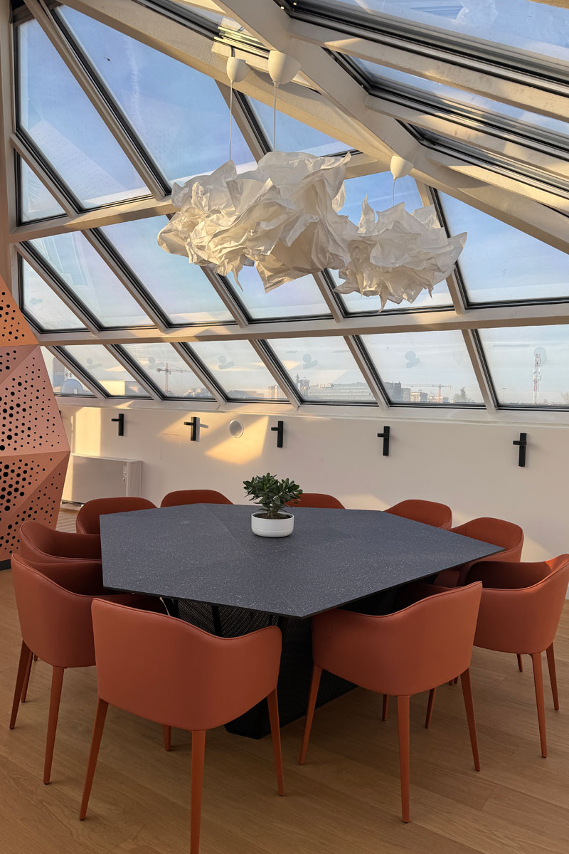 Trpezarijski sto u Pinoles izložbenom salonu / foto: Pinoles