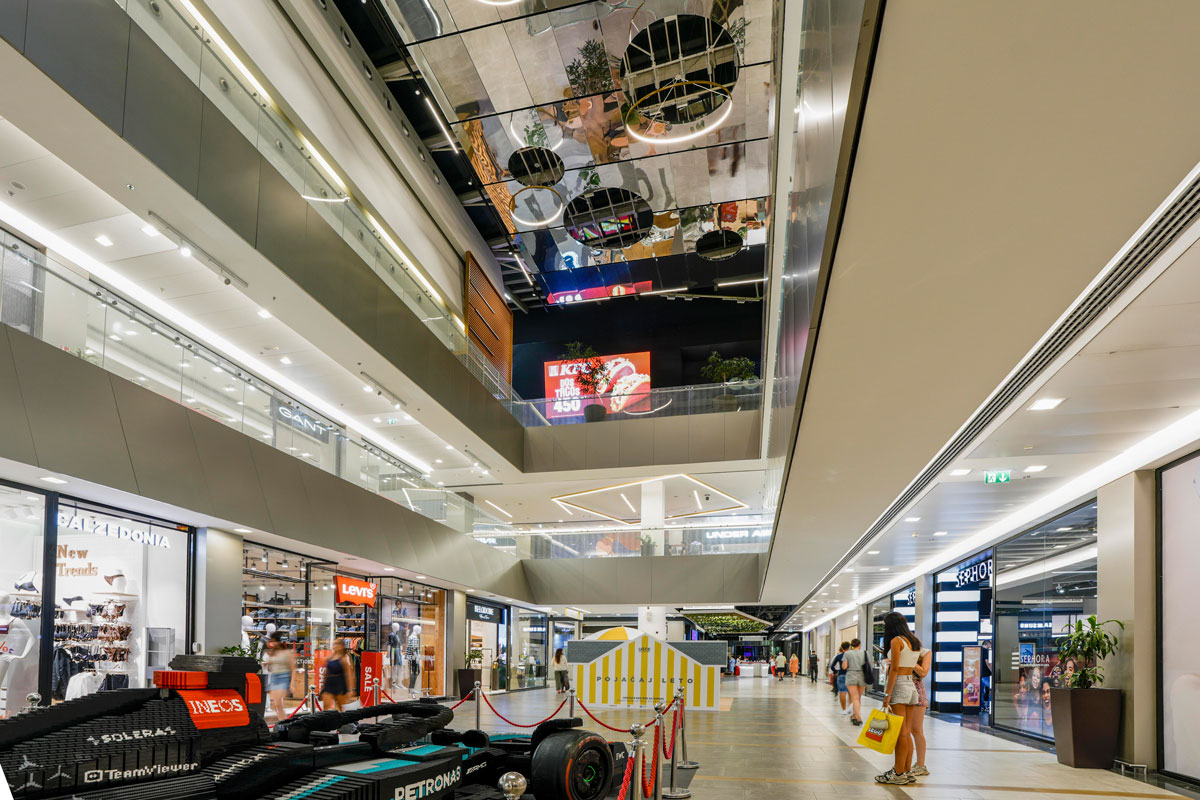 Na desnoj strani kadra jasno se izdvajaju kvadratni Panos moduli, čiji čist geometrijski izraz diskretno naglašava pravilnost i ritam prostora. U plafonu se nalazi Tecton Basic, montiran na originalni Tecton šinski sistem instaliran još 2009. godine. U gornjem levom delu fotografije, pored ogledala, može se videti elegantna crna Tecton linija u kojoj su kombinovani linijski moduli i reflektori / foto: Dragana Udovičić