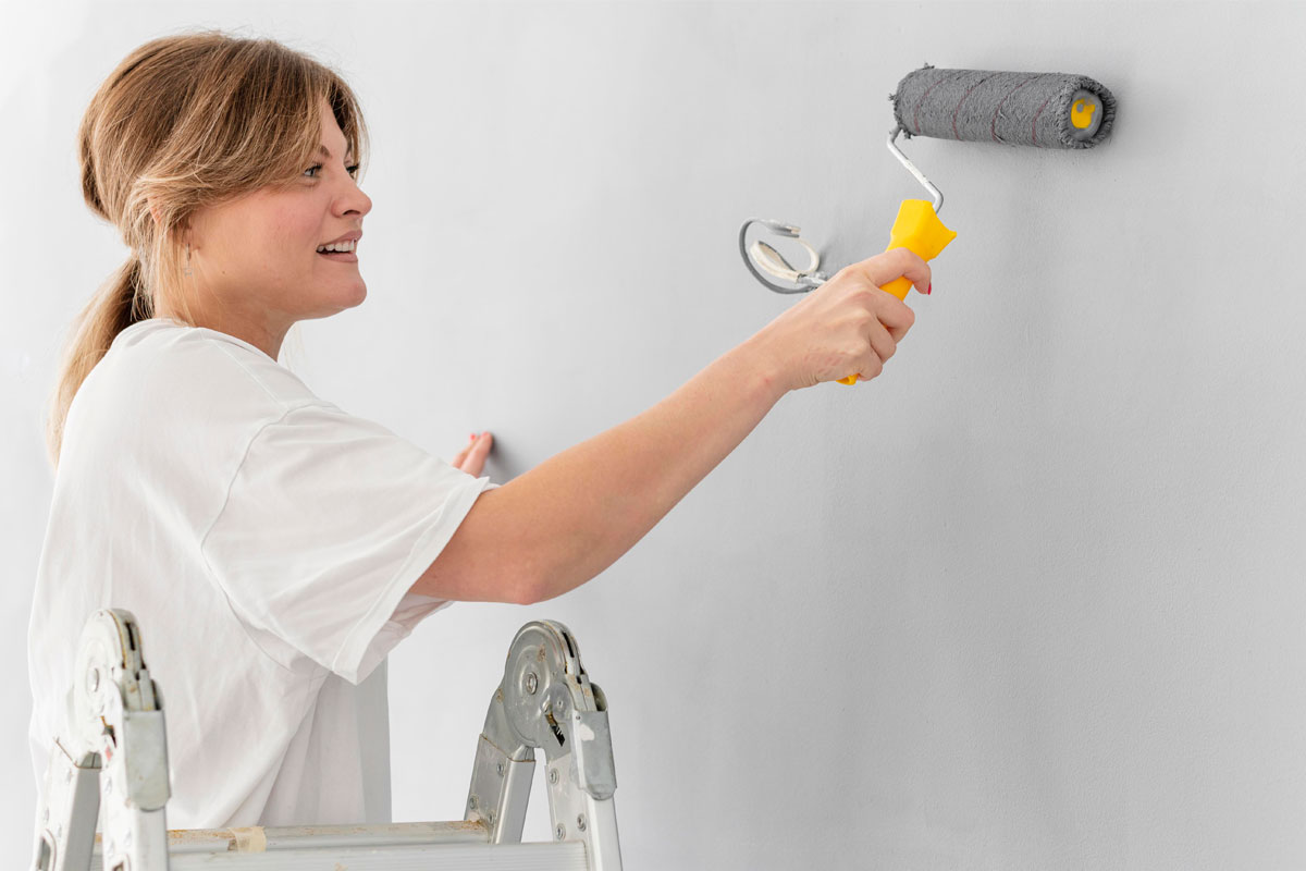 Krečenje zidova za sanaciju tragova koje je napravila vlaga / foto: freepik.com