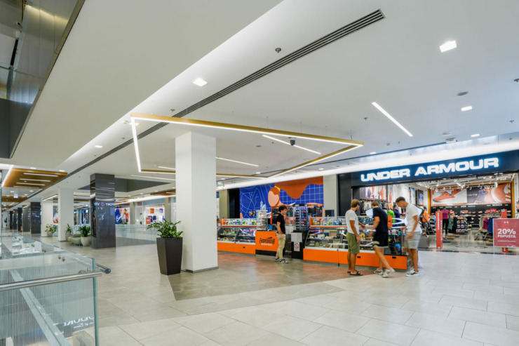 U centralnom delu prostora dominira zlatni četvrtasti Slotlight Infinity, čija je boja pažljivo odabrana od strane investitora. Pored njega, ugradni kvadratni Panos-i pružaju ravnomerno i ugodno ambijentalno svetlo, dok dodatni Slotlight Infinity moduli naglašava linije i strukturu materijala / foto: Dragana Udovičić