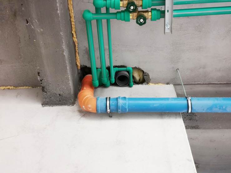 Slika 1a - Primer horizontalnog razvoda kanalizacione instalacije u prizemljima grade gde će se možda useliti sadržaji osetljivi na prepoznatljiv zvuk vode / foto: Privatna arhiva