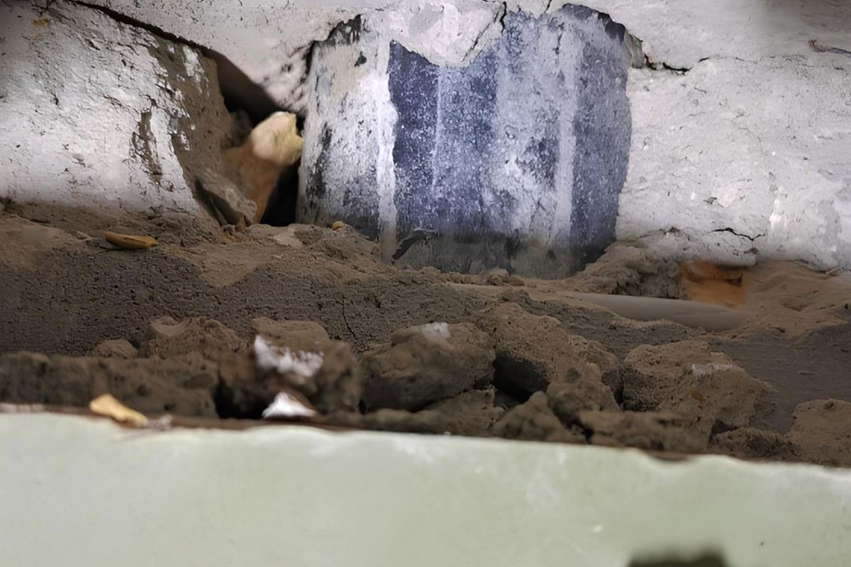 Slika 4 - Jedan zabeležen slučaj kanalizacionih cevi ulivenih u beton zbog čega je cela zgrada slušala puštanje vode u svim toaletima: vidi se isečen spušteni plafon sa dve gipsane ploče i iznad njega cev ulivena u beton / foto: Privatna arhiva