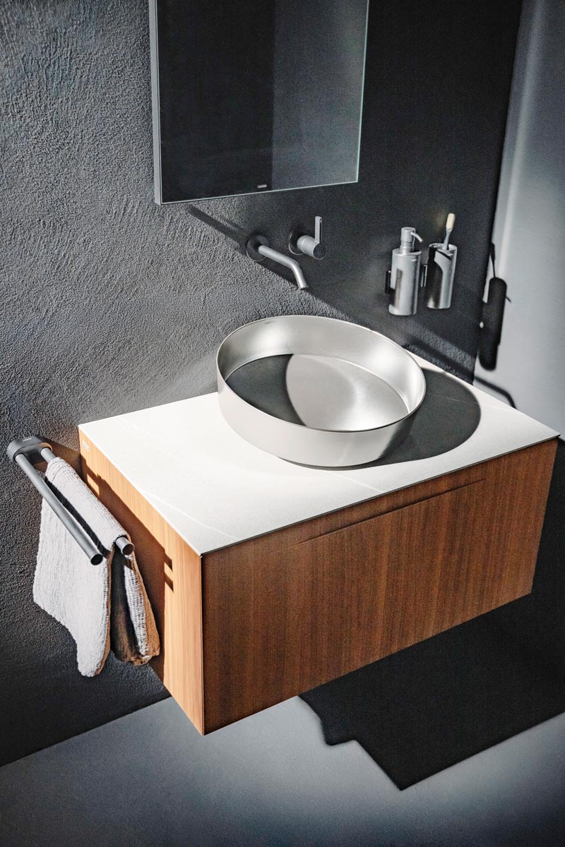 LAUFEN VITREON TENDO - Različiti vrhunski materijali, jedna estetika: glazirani čelik se besprekorno stapa s LAUFEN-ovim kultnim dizajnerskim jezikom (Umivaonik TENDO, nameštaj ARUN, slavina Kartell LAUFEN, ogledalo FRAME 25, galanterija NIARA) / foto: LAUFEN