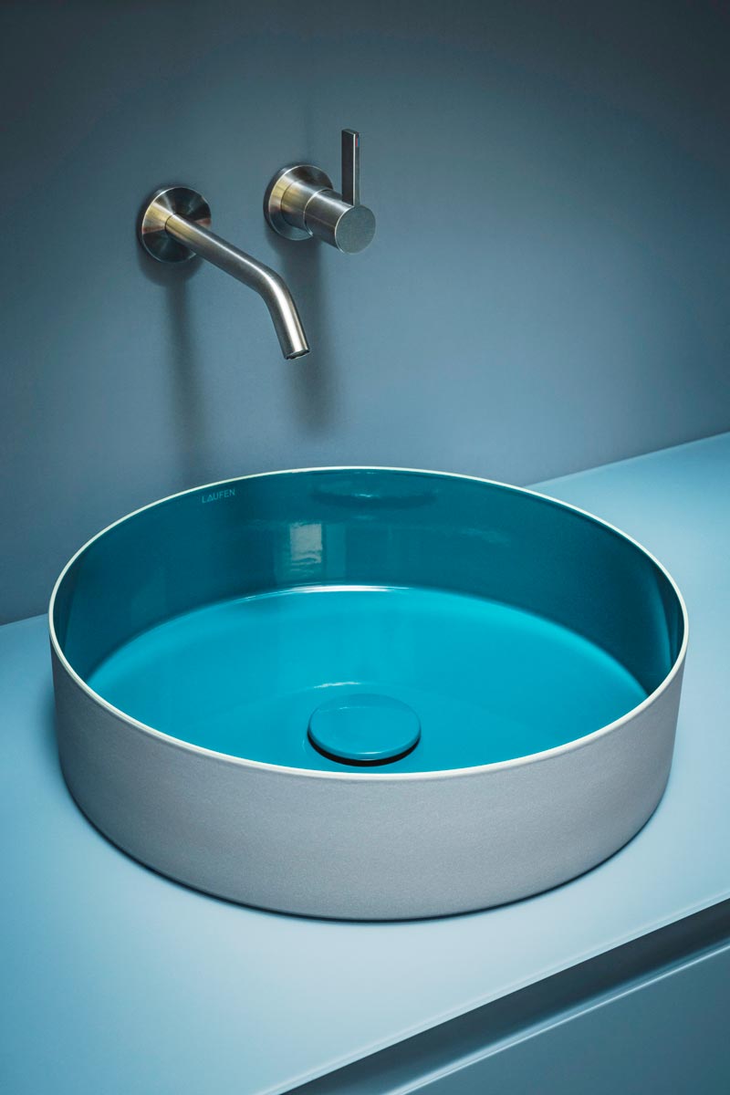 LAUFEN VITREON TRI-COLOR - Orkestrirana interakcija oblika i boja: umivaonik od glaziranog čelika TRI-COLOR, slavina Kartell LAUFEN i nameštaj ARUN stvaraju skladnu celinu / foto: LAUFEN