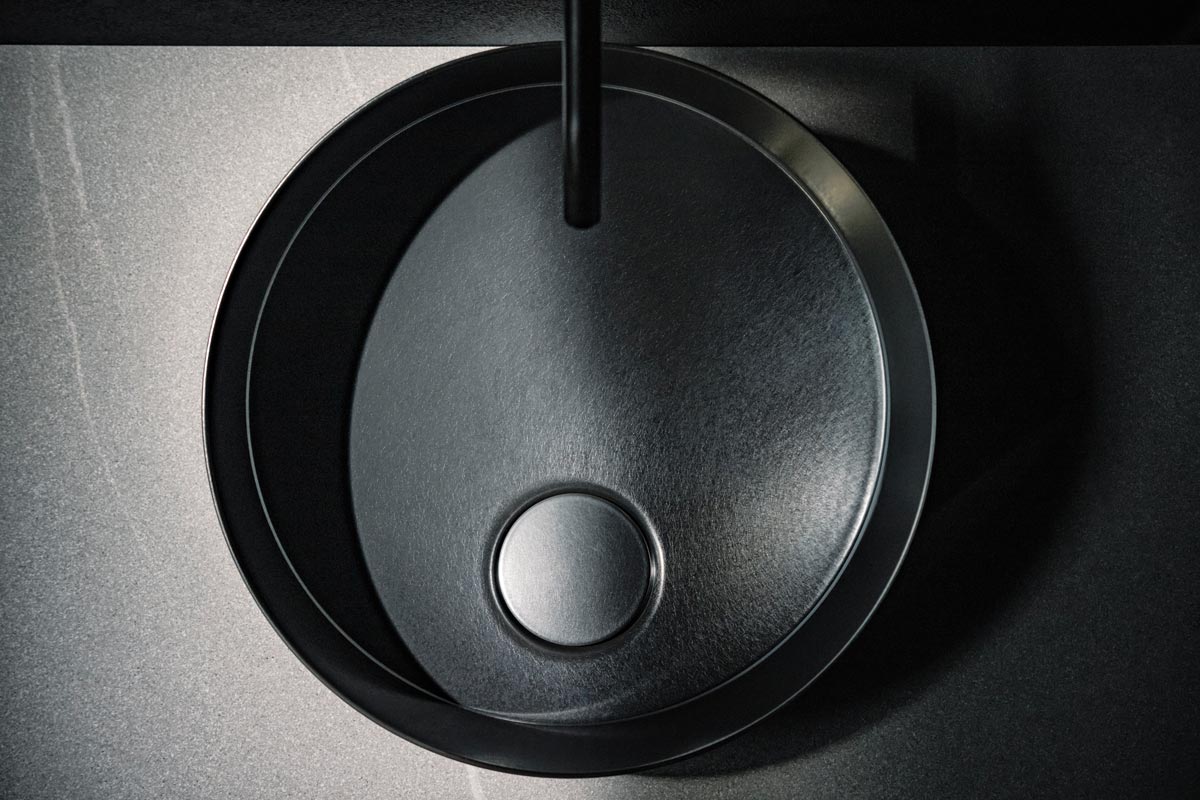 LAUFEN VITREON TENDO - Prostorni mir nastaje kada svaki detalj sledi isti dizajnerski etos - od umivaonika do slivine (Umivaonik TENDO, slavina Kartell LAUFEN, nameštaj ARUN) / foto: LAUFEN