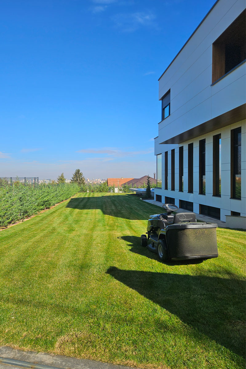 Travnjak ispred stambenog objekata / foto: Hortulanos Kovilj