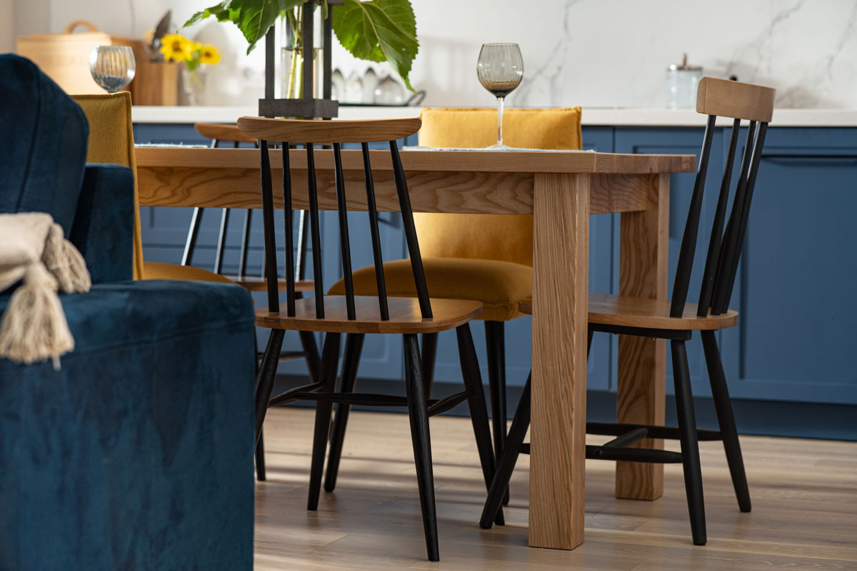 Kombinacija drvenih elemenata i plave boje u enterijeru kuhinje