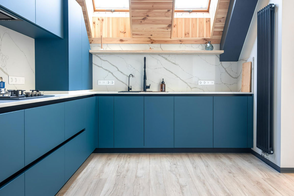 Moderna plava kuhinja / foto: freepik.com