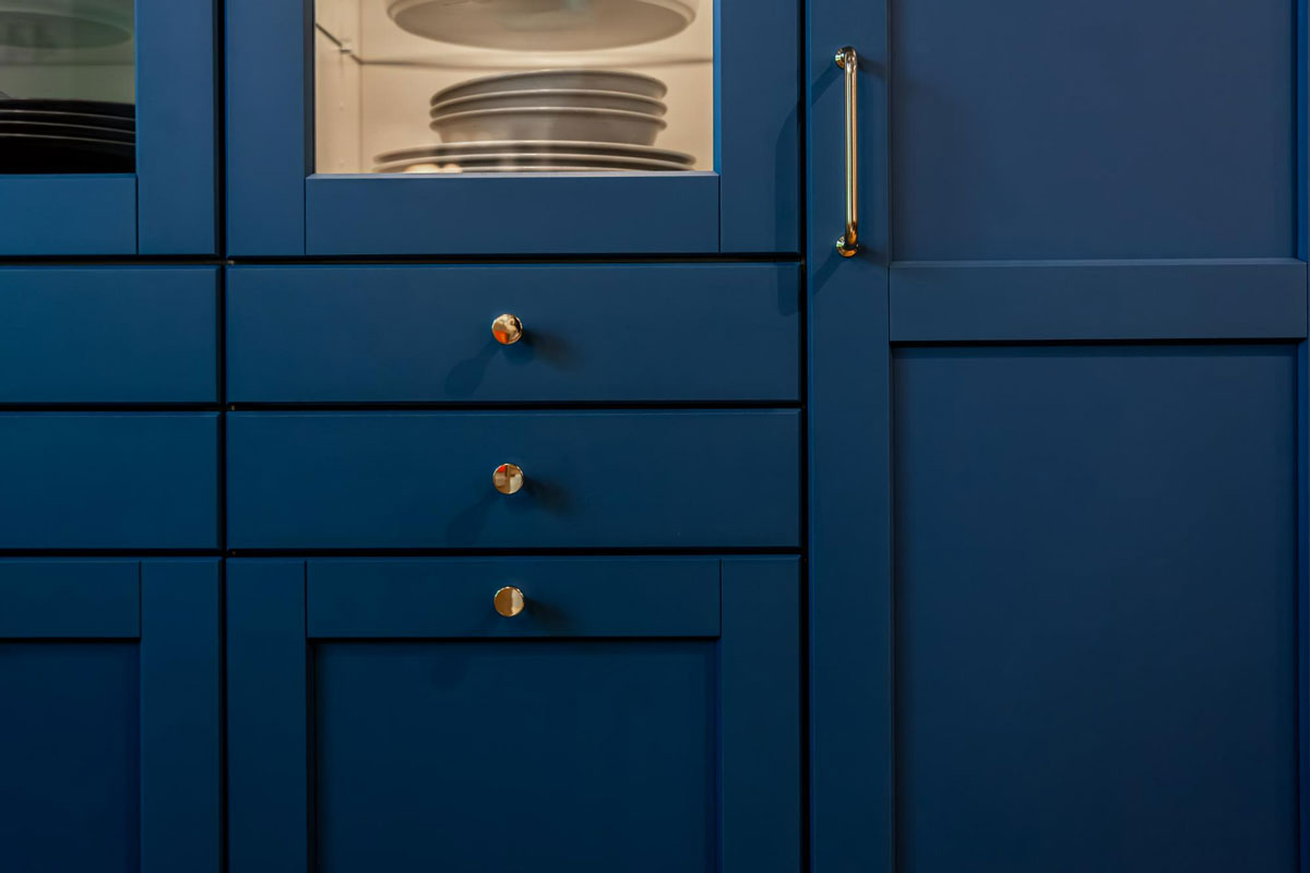 Tamnoplava kuhinja u enterijeru / foto: freepik.com