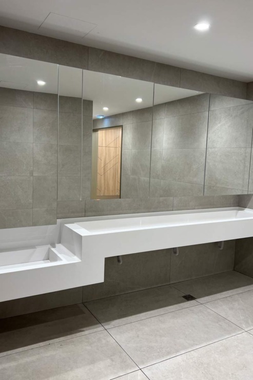 UŠĆE SHOPPING CENTER food court, Duten T590+S element, sadrži: senzorsku slavinu, senzorski dozator sapuna sa spremnikom od 5 litara, ultra-brzi sušač za ruke / foto: Ecotech Line d.o.o.