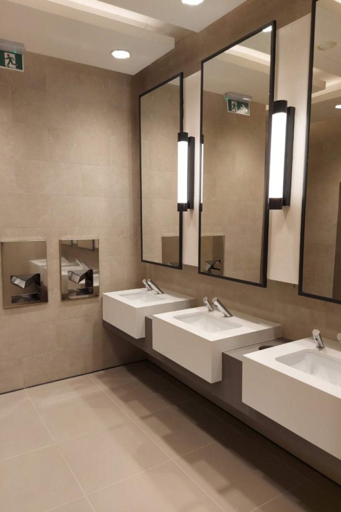 GALERIJA Shopping centar Beograd, Duten stojeća slavina, Duten stojeći dozatora sapuna, Dyson Airblade sušač za ruke sa inox maskom, Duten inox galanterija / foto: Ecotech Line d.o.o.