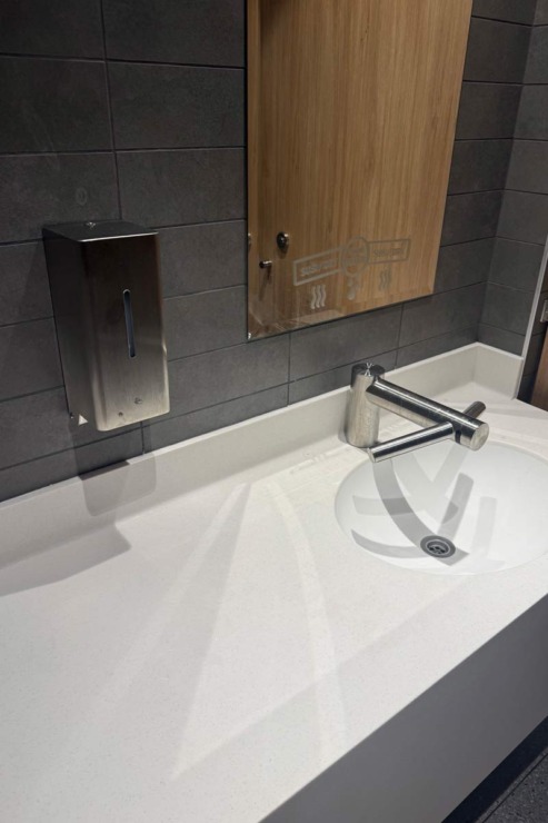 Restoran McDonald's Beograd, Dyson Arblade WD04 slavina/sušač za ruke, Duten senzorski dozator brušeni inox / foto: Ecotech Line d.o.o.