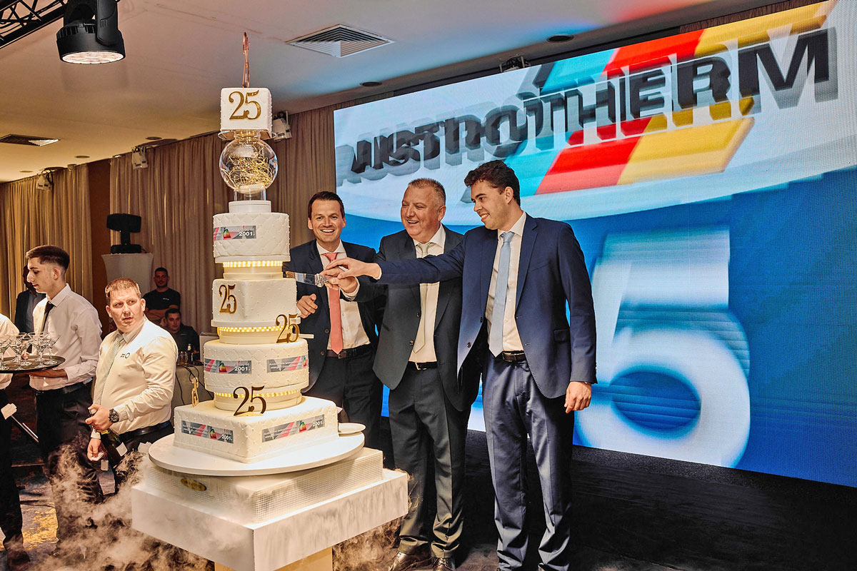 Heimo Pacher, Dragomir Ilić i Maximilian Schmid seku tortu na proslavi jubileja firme Austrotherm d.o.o. u Srbiji / foto: Austrotherm d.o.o.