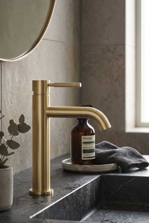 Luma Ambient Gold u enterijeru kupatila / foto: Herz