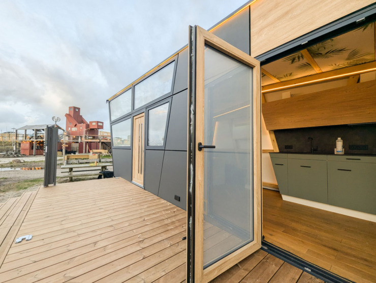 Velike staklene površine u laganoj konstrukciji: Projektno rešenje omogućava visok udeo zastakljenih površina bez ugrožavanja konstruktivne stabilnosti / foto: TechTinyHouse