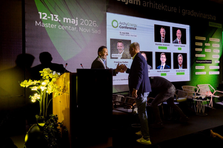 Predrag Rađen dočekuje govornike panel diskusije „Estetika održivosti – PVC rešenja i zaštita od sunca za savremenu arhitekturu“ na ArchyEnergy 2026