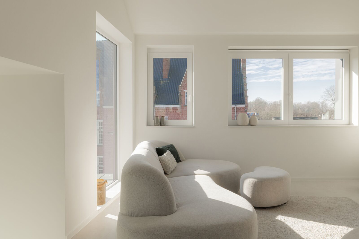Elegant PVC prozor u enterijeru dnevne sobe / foto: Deceuninck