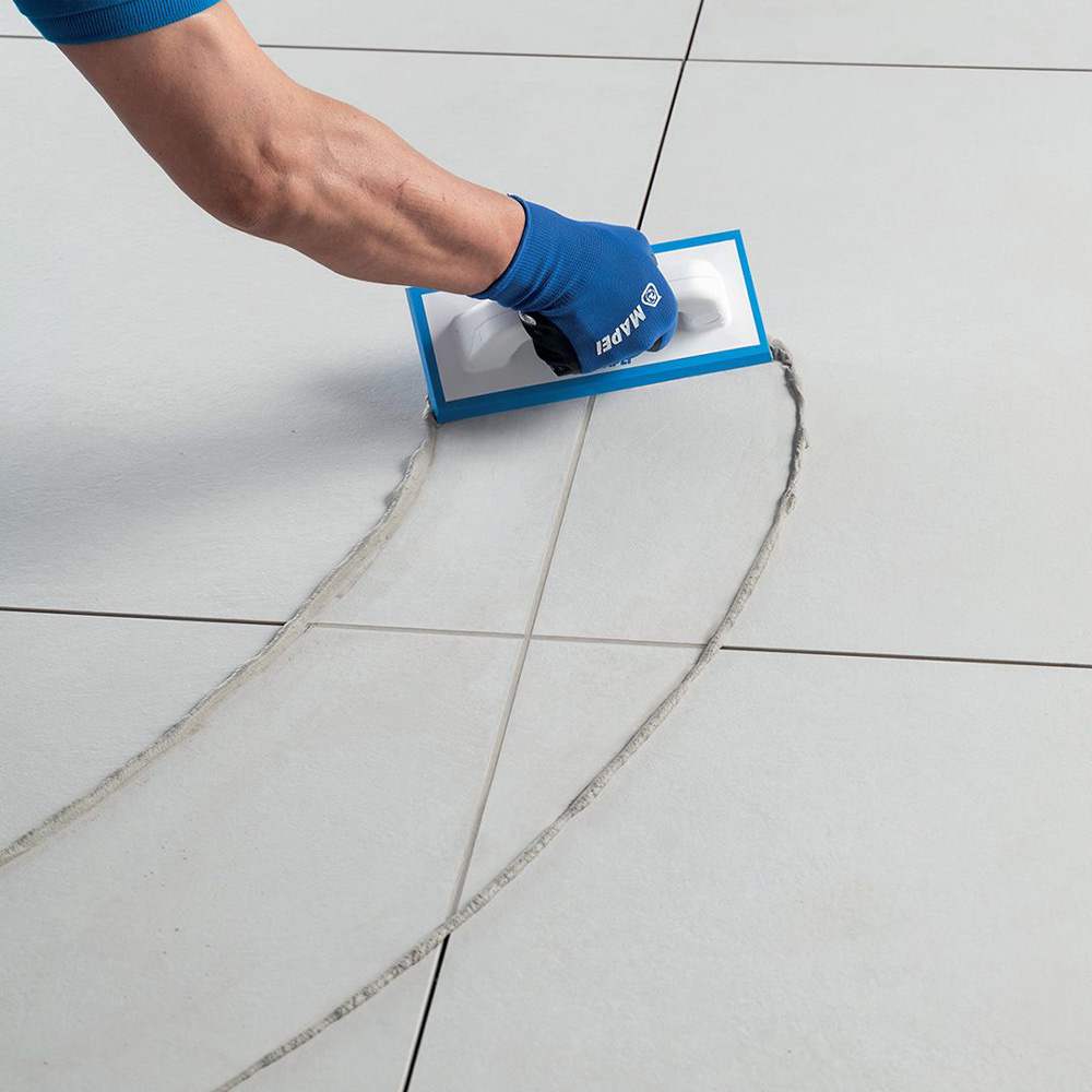 Nanošenje Mapei fug mase / foto: Mapei arhiva