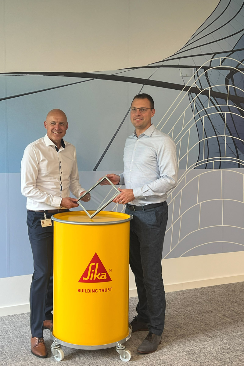 Na fotografiji: Matthias Bach, generalni direktor kompanije Swisspacer (desno), i Matthias Hägler, globalni direktor sektora građevinskih komponenti u kompaniji Sika (levo) / foto: Swisspacer