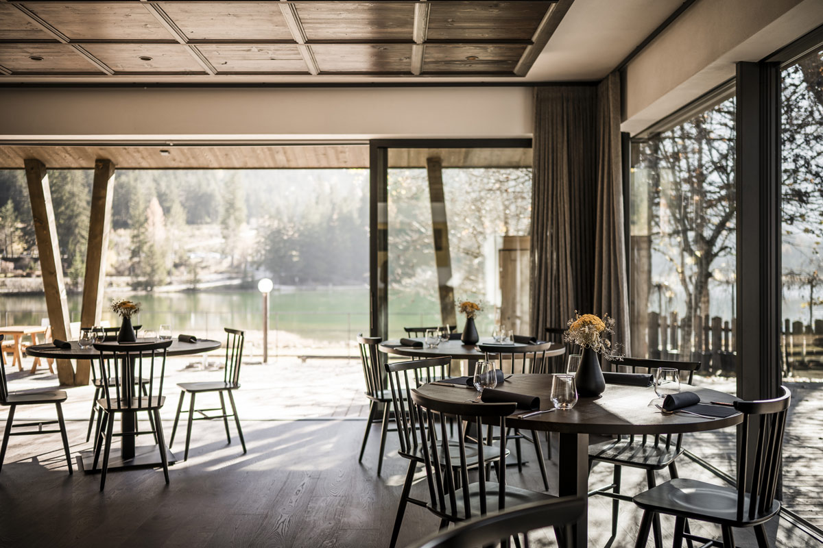 Zastakljenje unosi jezero, šumu i panoramu planina u enterijer, čineći pejzaž sastavnim delom doživljaja restorana / foto: Hannes Niederkofler