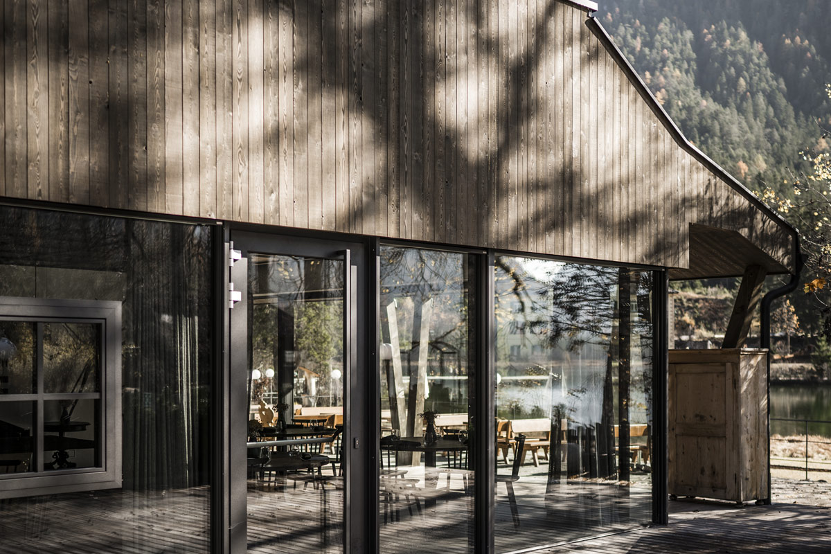 Savremena arhitektura, prirodni materijali i velike staklene površine karakterišu izgled restorana Seeschupfe u Dolomitima Južnog Tirol / foto: Hannes Niederkofler