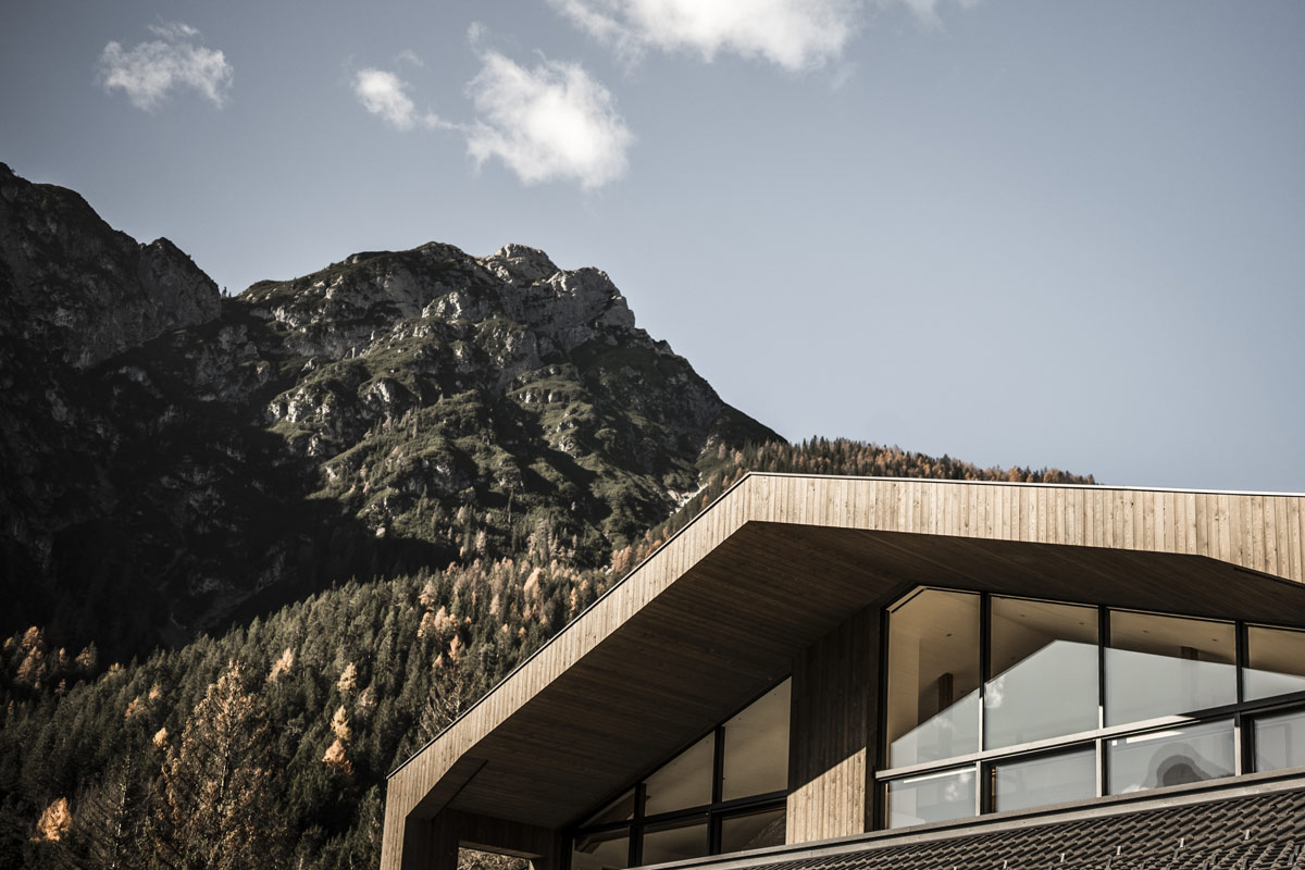 Savremena arhitektura, prirodni materijali i velike staklene površine karakterišu izgled restorana Seeschupfe u Dolomitima Južnog Tirol / foto: Hannes Niederkofler